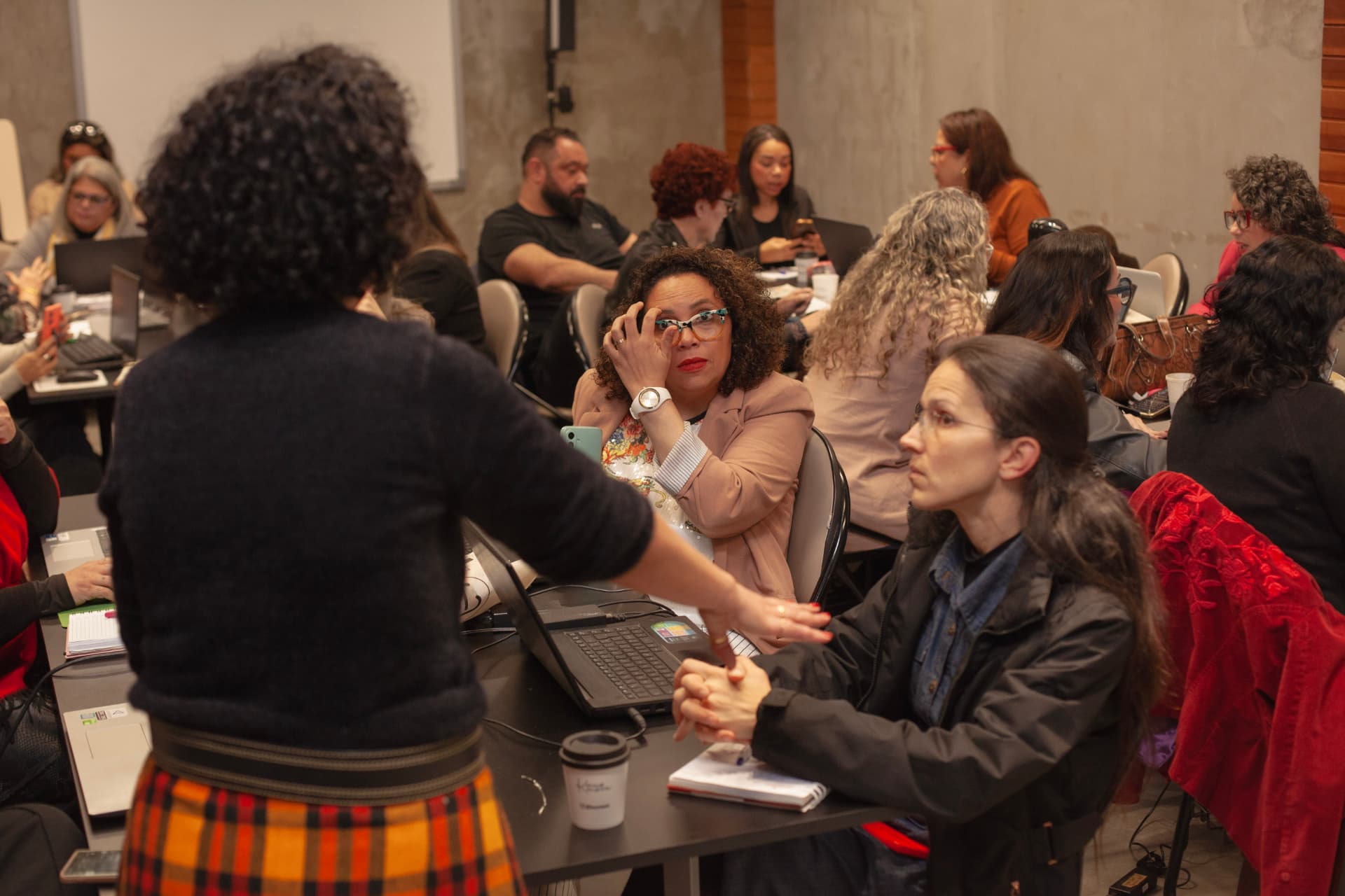 Patrícia orientando consultoras durante encontro presencial